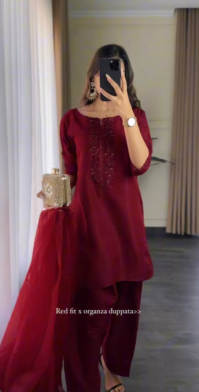 Chic Capture Maroon Elegance