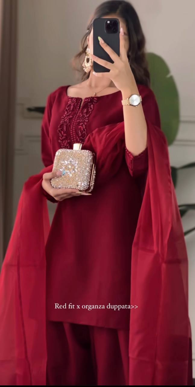 Chic Capture Maroon Elegance
