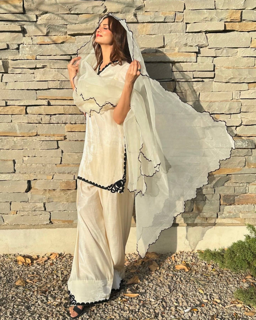 Classic Black and White Shawl Style