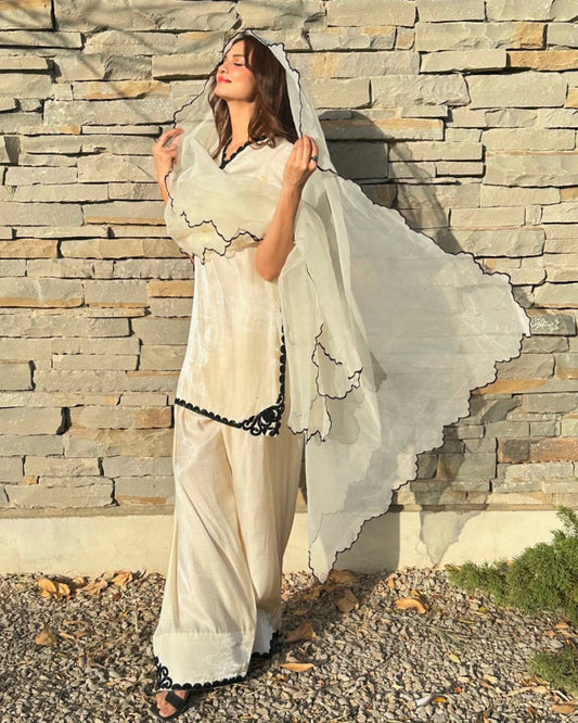 Classic Black and White Shawl Style